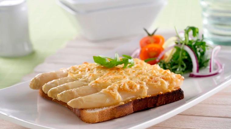 Tosta de espárragos gratinados