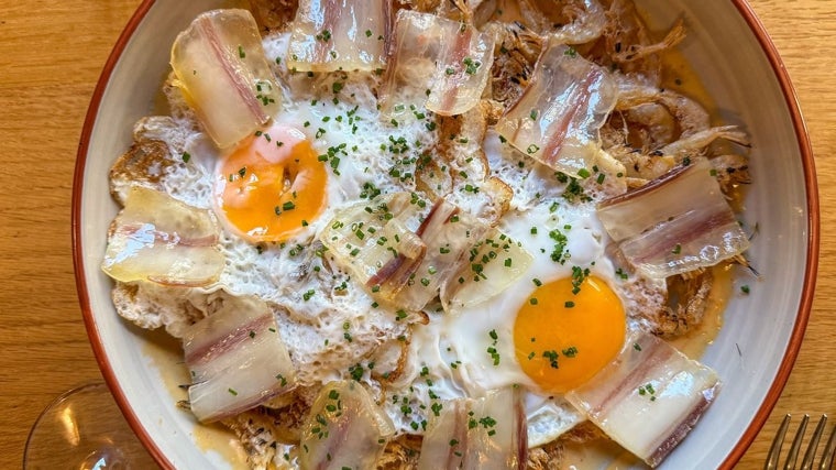 Gambas cristal con mayonesa de kimchi, coronadas con panceta curada pasada con soplete y dos huevos