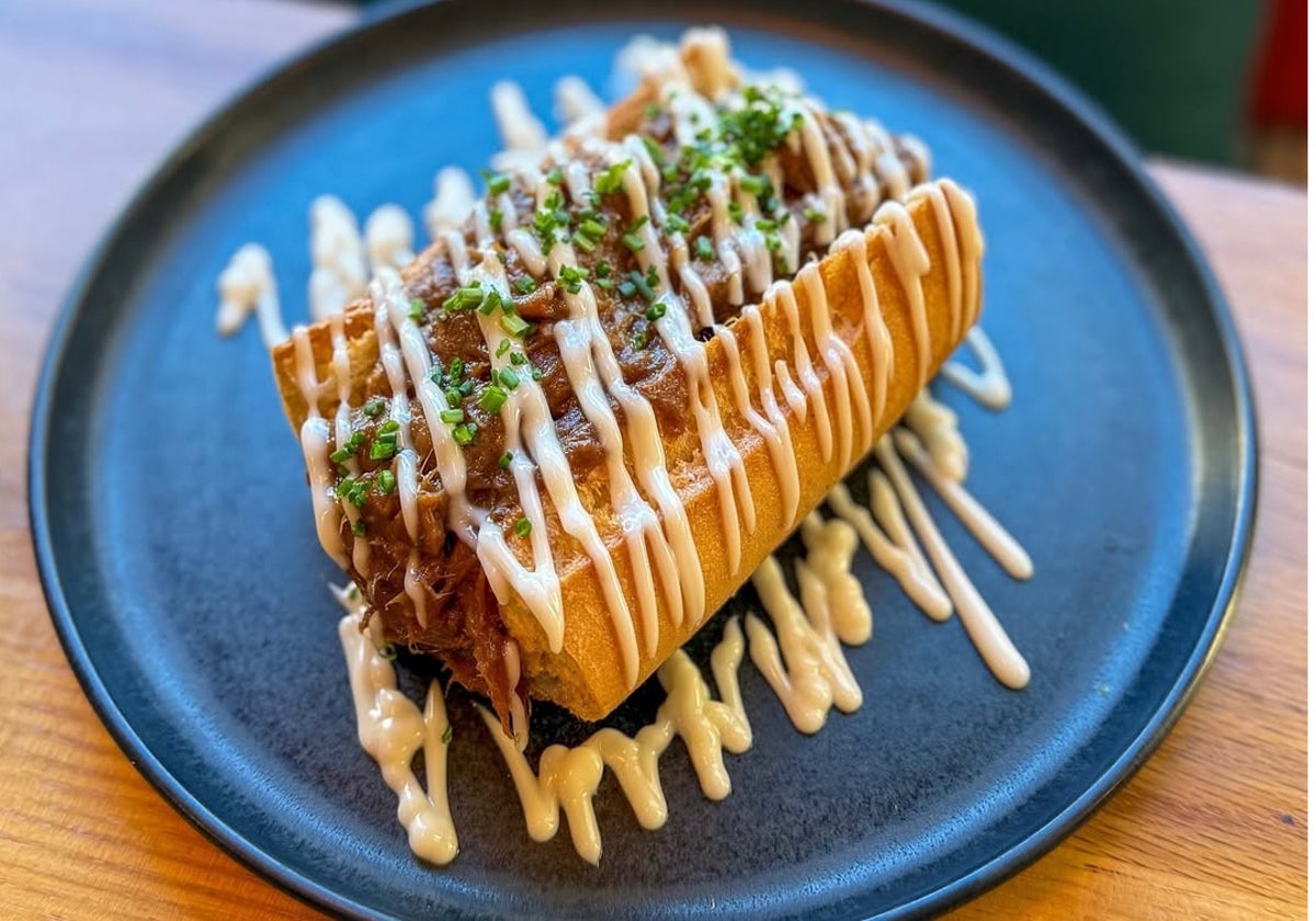 Pan de medianoche sin gluten cerdo teriyaki desmigado con mayonesa de lima, uno de los platos de La Bas7arda