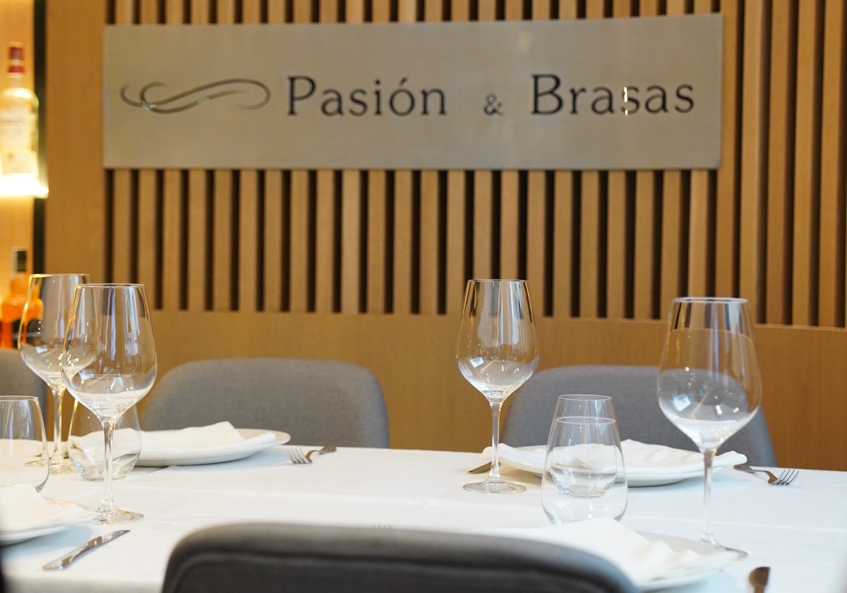 Almansa es un asador especializado en carnes a la brasa situado en el centro de Sevilla