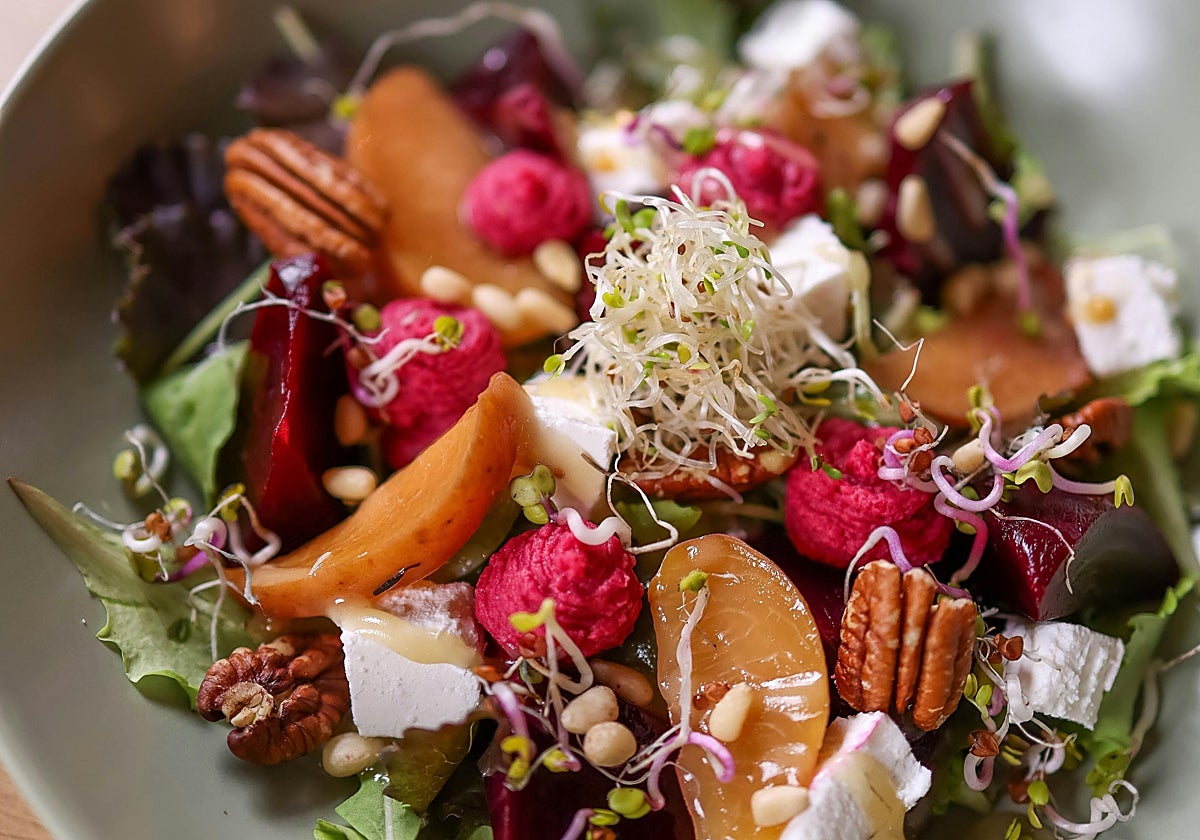 Ensalada de rúcula, remolacha, naranja, nueces y vasito de avena cocida + Lomo de lubina al microondas