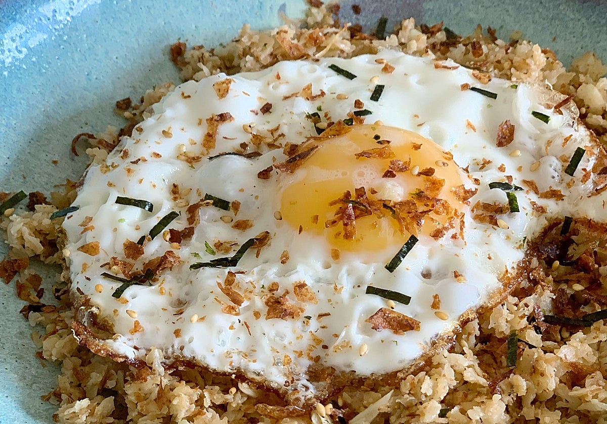 Migas de coliflor con pimentón, jamón serrano y huevo