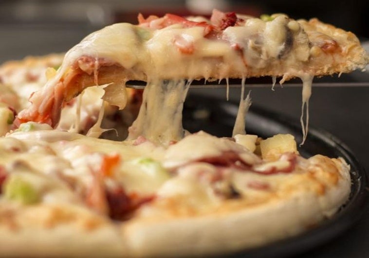 Así es como recaliento la pizza para que quede crujiente sin usar el horno