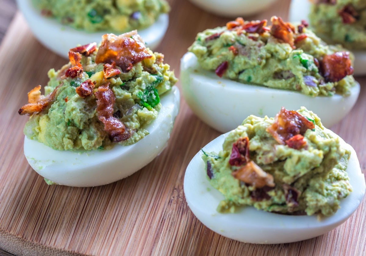 Huevos rellenos de guacamole y lechuga