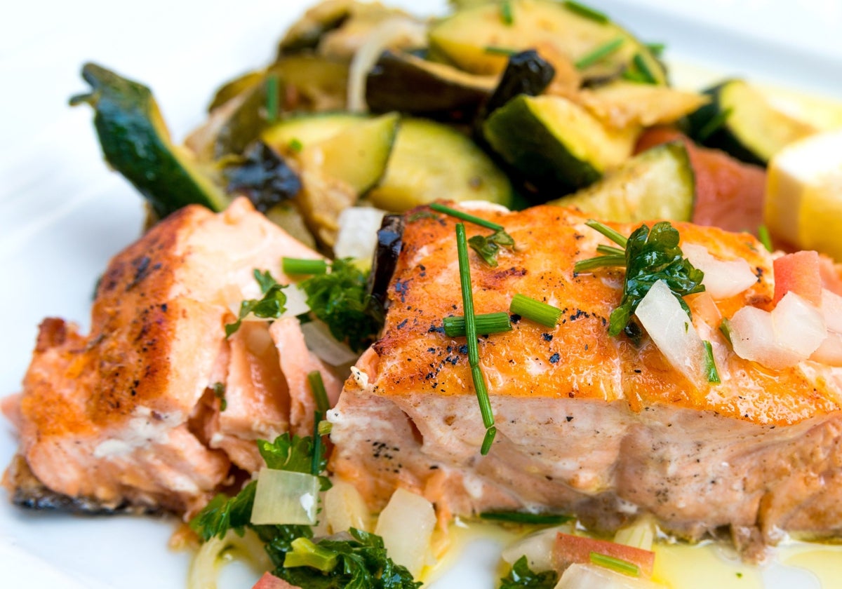 Salmón a la plancha con verduras a la parmesana