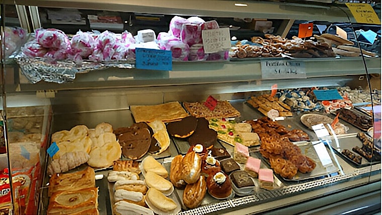 Vitrina con los dulces y pestiños de Obrador Asunción en Sevilla