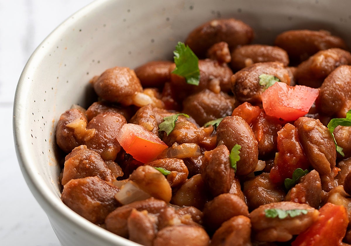 Frijoles con tomate, albahaca y burrata