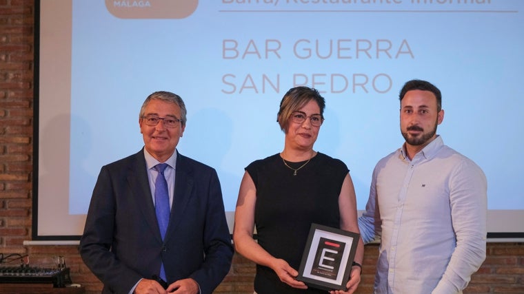 María del Mar Soriano y David Párraga, propietarios, junto a José Francisco Salado, presidente de la Diputación de Málaga