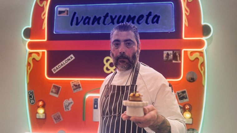 Iván Valero con uno de los pintxos de su nueva carta