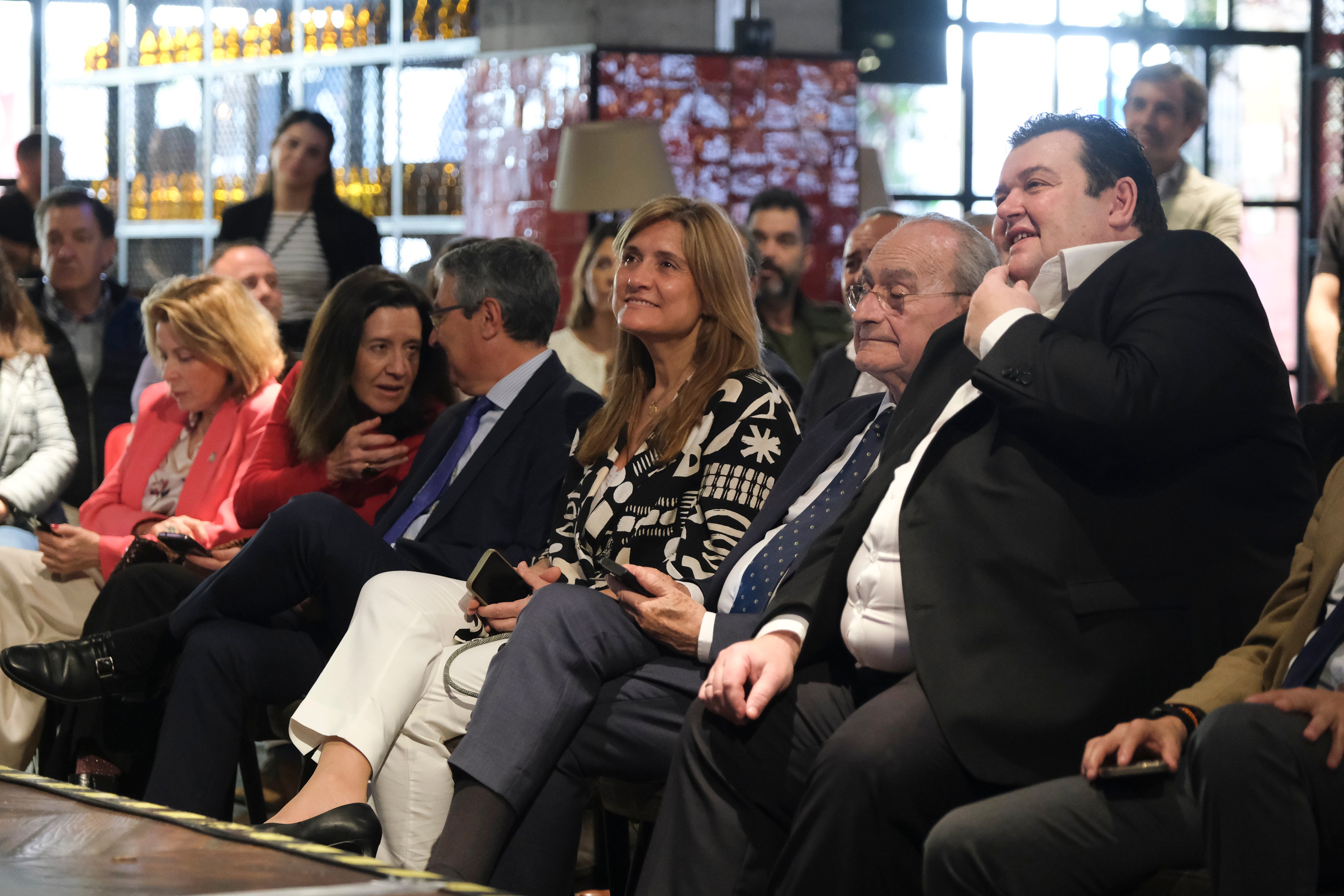 Carlos Mateos, editor de Gurmé Málaga, junto a Ana Delgado, directora de ABC, José Francisco Salado, presidente de la Diputación de Málaga