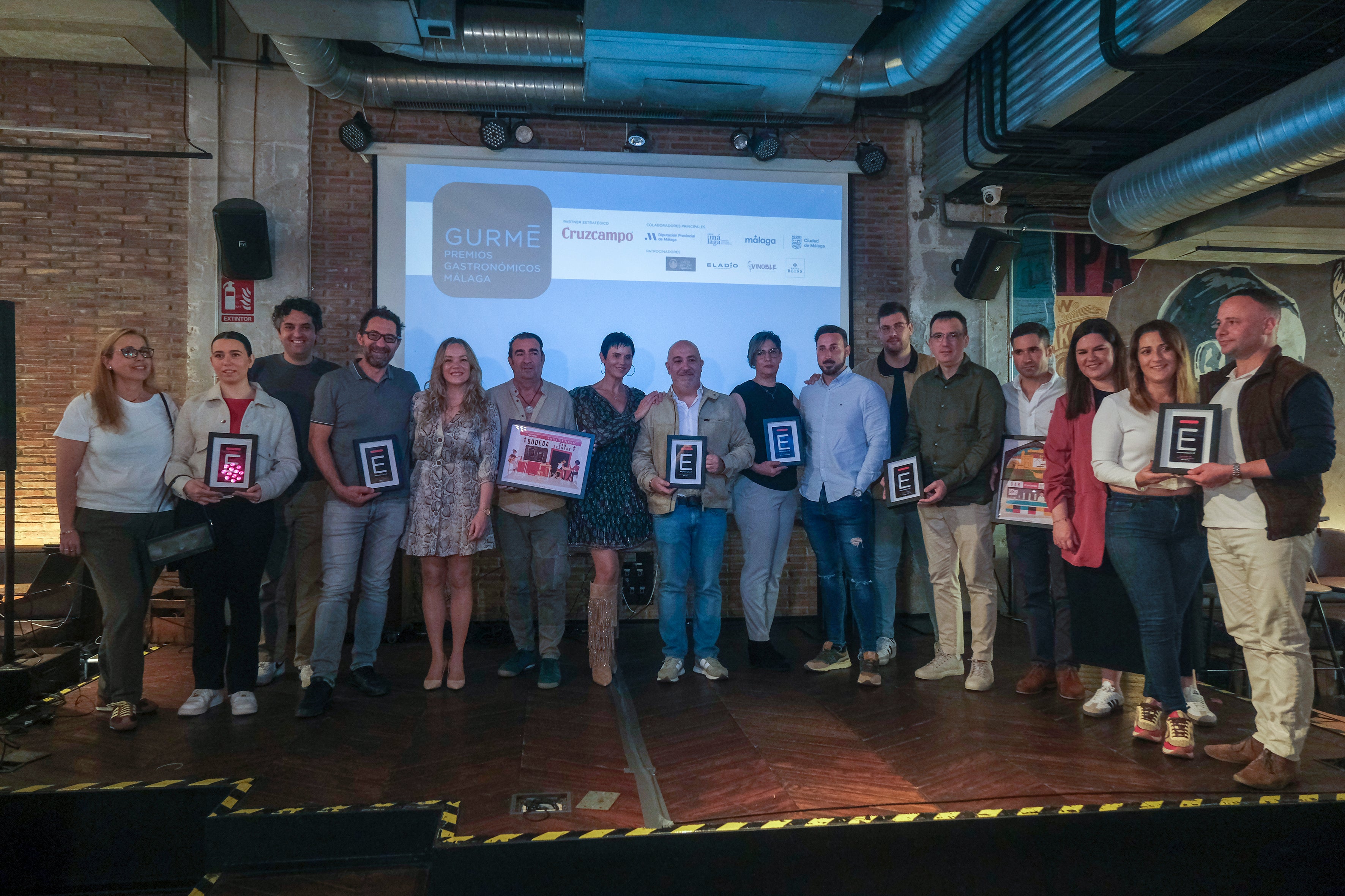 Foto de familia de los premiados