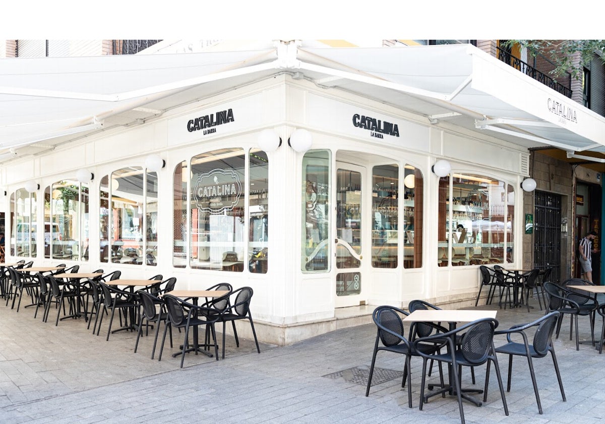 Por sus grandes cristaleras y su céntrica ubicación en la Alfalfa, Catalina La Barra es una de nuestras propuestas para comer en Sevilla en Semana Santa