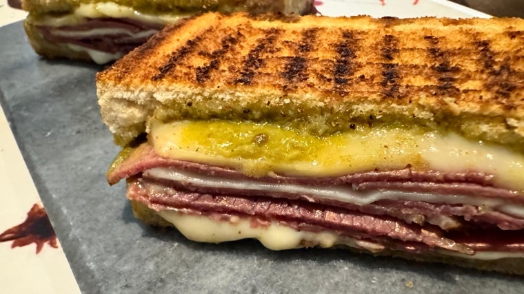 Sándwich de pastrami de La Alvaroteca en Málaga
