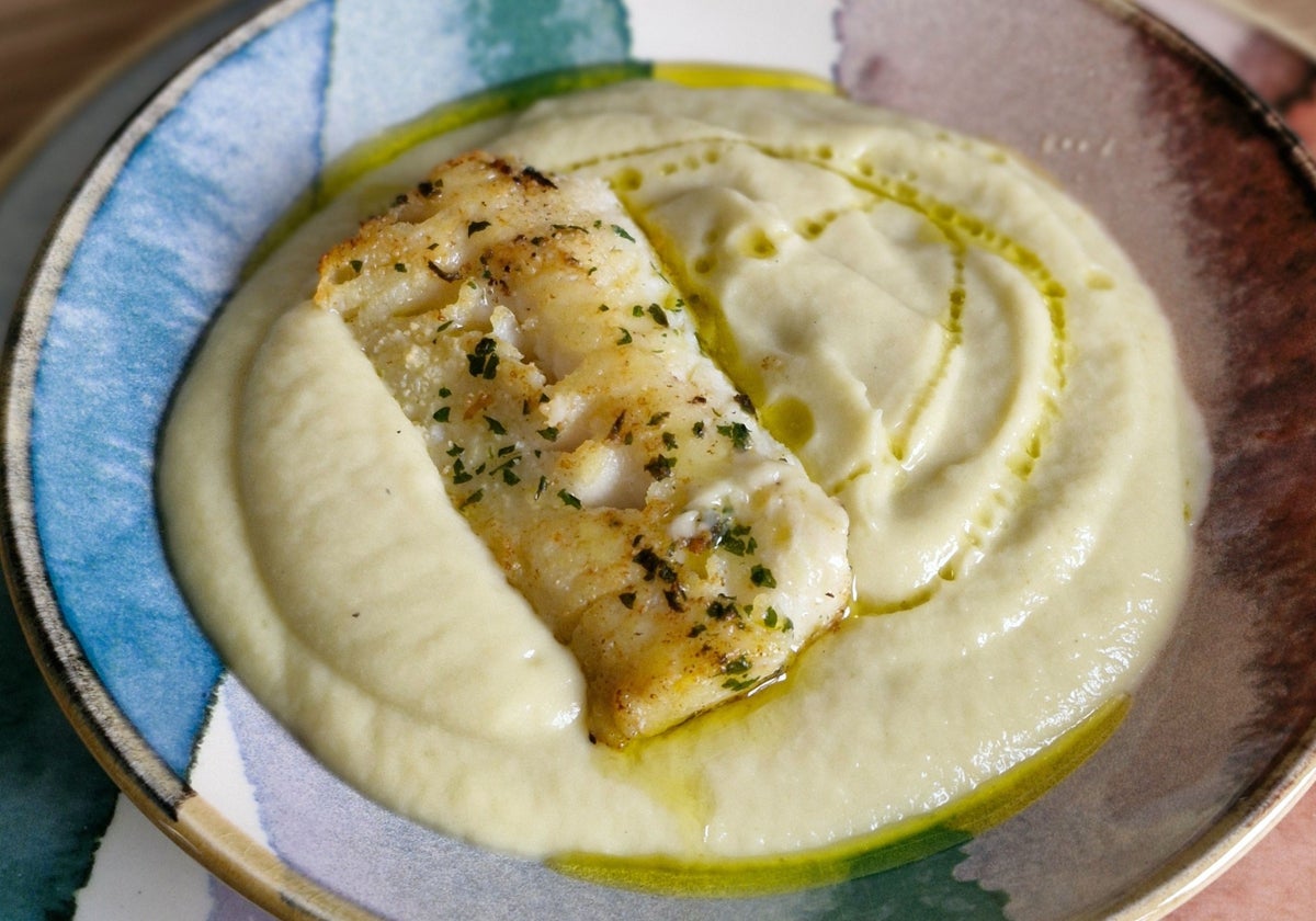 Crema de chirivías, nabo y queso manchego con merluza a la plancha
