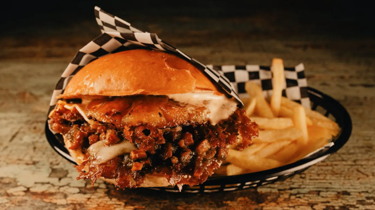 Uno de los platos con hamburguesa y patatas de Mr. Dope