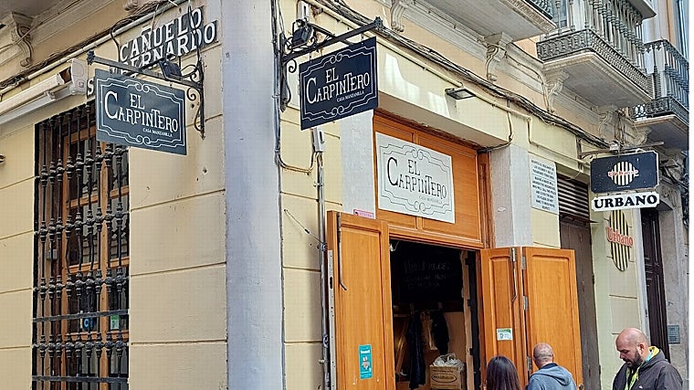 La taberna El Carpintero prepara una de las mejores tortillitas de bacalao de Málaga