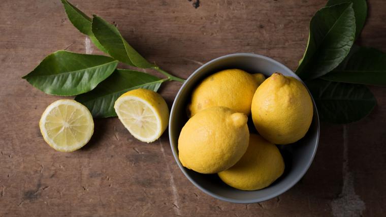 El limón es un limpiador económico y natural