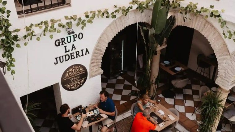 EL Patio del establecimiento La Esquinita de la Juderia