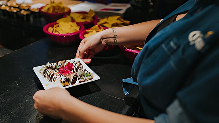 Flautas al mole -pollo envuelto en tortillas de maíz con mole casero- de La Cantina Mexicana en la calle Francos, en Sevilla