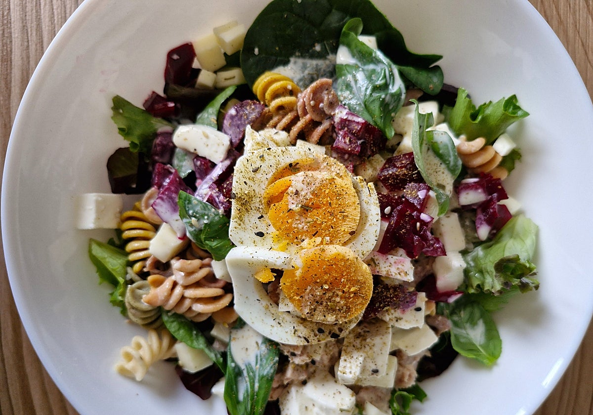 Ensalada de pasta de hojas verdes, pasta integral, remolacha, atún al natural, huevo duro, quesos y salsa de yogur