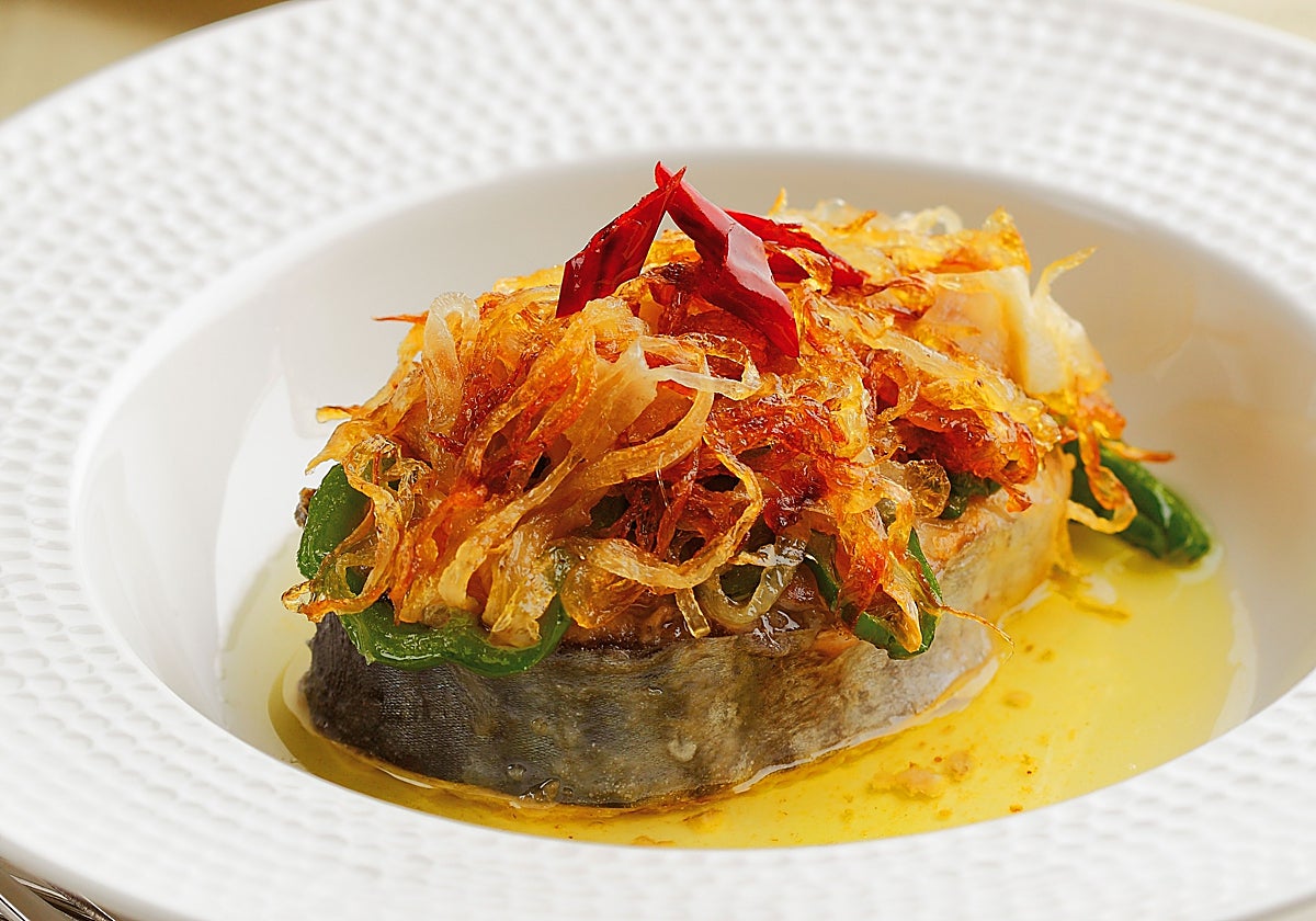 Bonito encebollado con batata y pimientos rojos