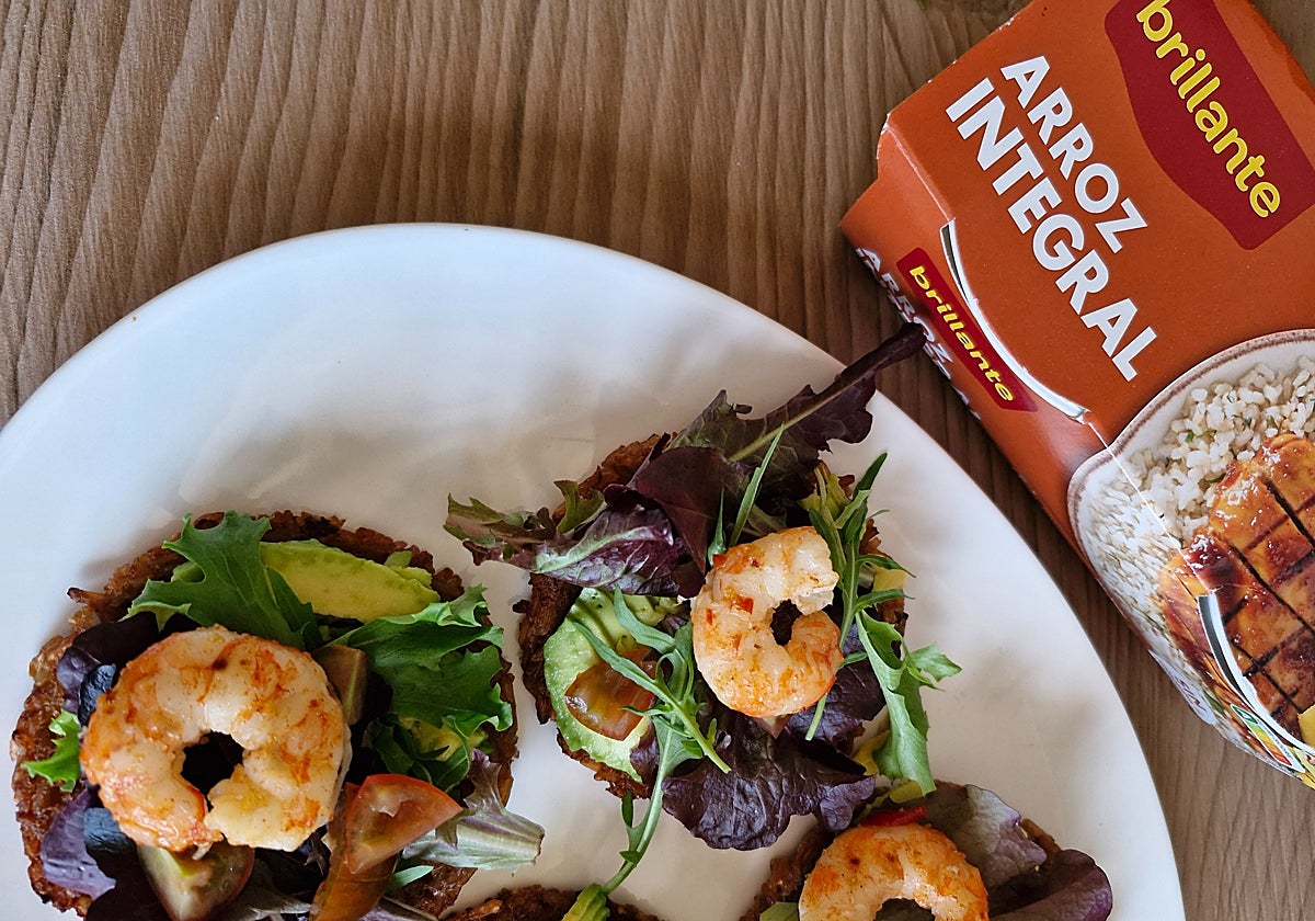 Tostas de arroz integral con gambones