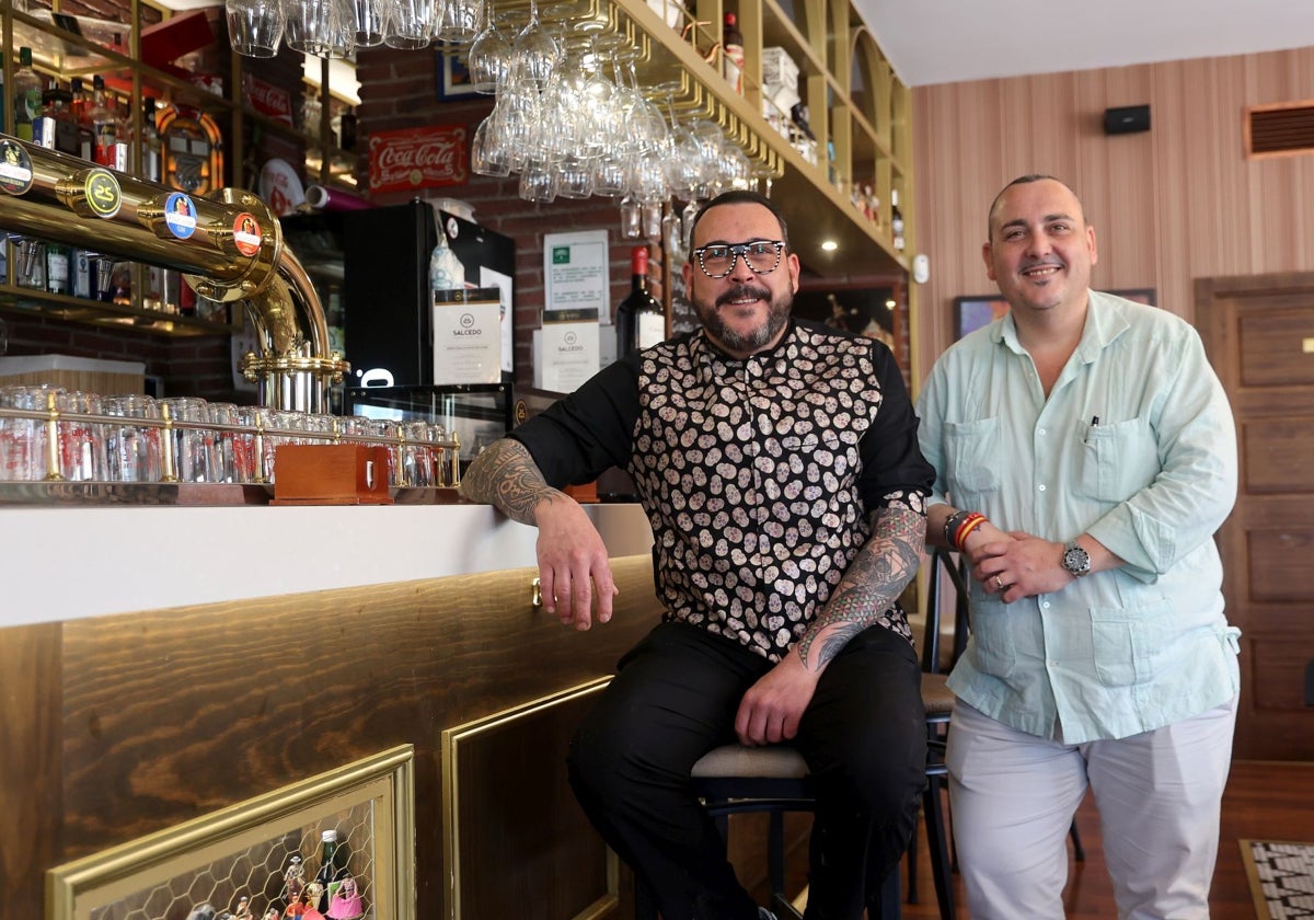 Los hermanos José Luis y Pedro Salcedo, junto a la barra de la Taberna Salcedo