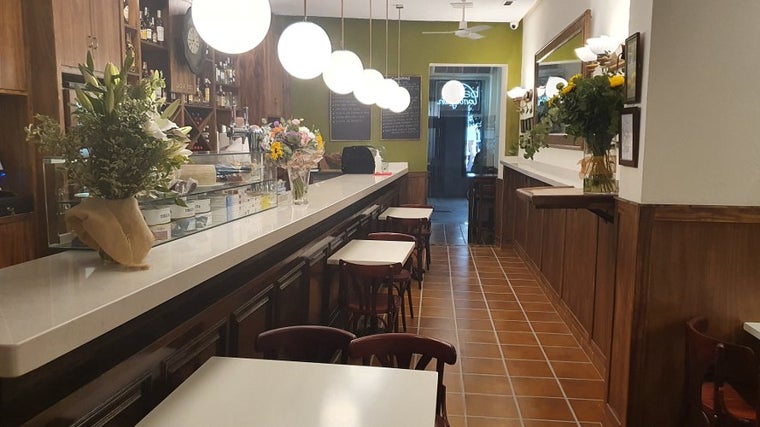 Barra del Bar Carrasquín, uno de los establecimientos perfectos para disfrutar de las Cruces de Mayo en Córdoba