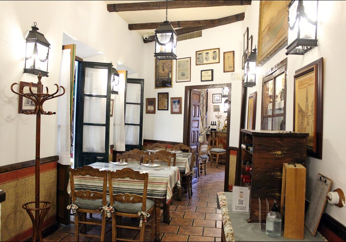 Interior del restaurante Casa Pisto, situado cerca de las Cruces de Mayo de Córdoba