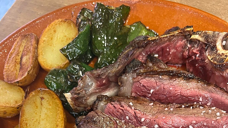 La Tardona, cocina de guisos y carnes a la brasa en El Tardón