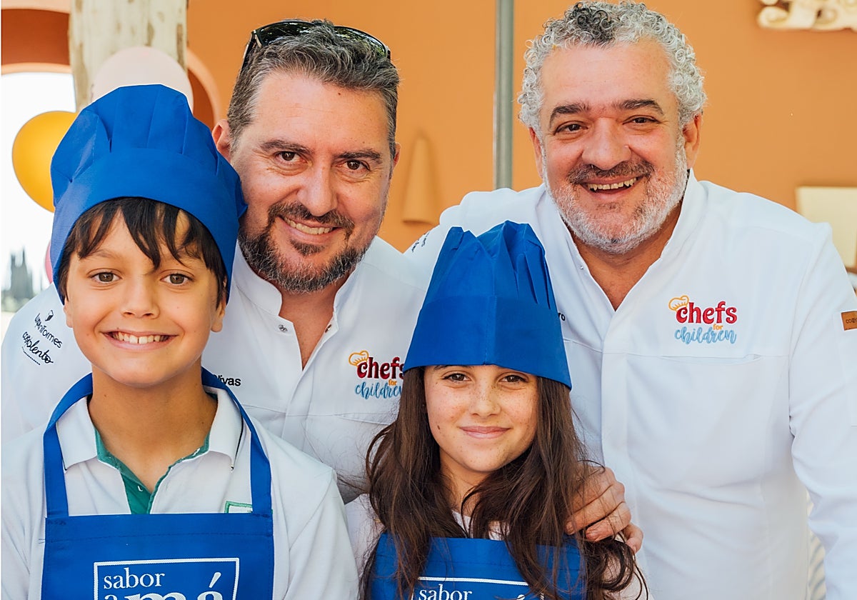 ChefsForChildren 2025: David Olivas (Back, Marbella) y Dani Carnero (Kaleja, Málaga) junto a dos niños de la asociación Diabetes Cero durante los talleres