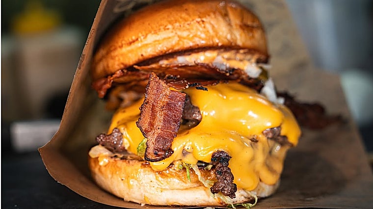 Hamburguesa asada al carbón de encina en horno josper de Black Label Urban Grill en Málaga