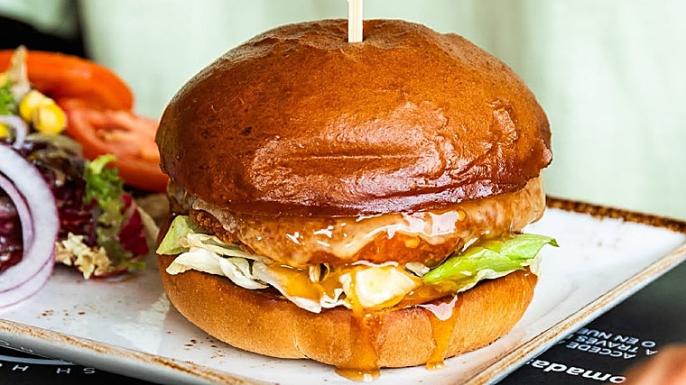 Hamburguesa de pollo empanado en panko con sasla thai sweet chilli de Nomada Burger Company en Málaga