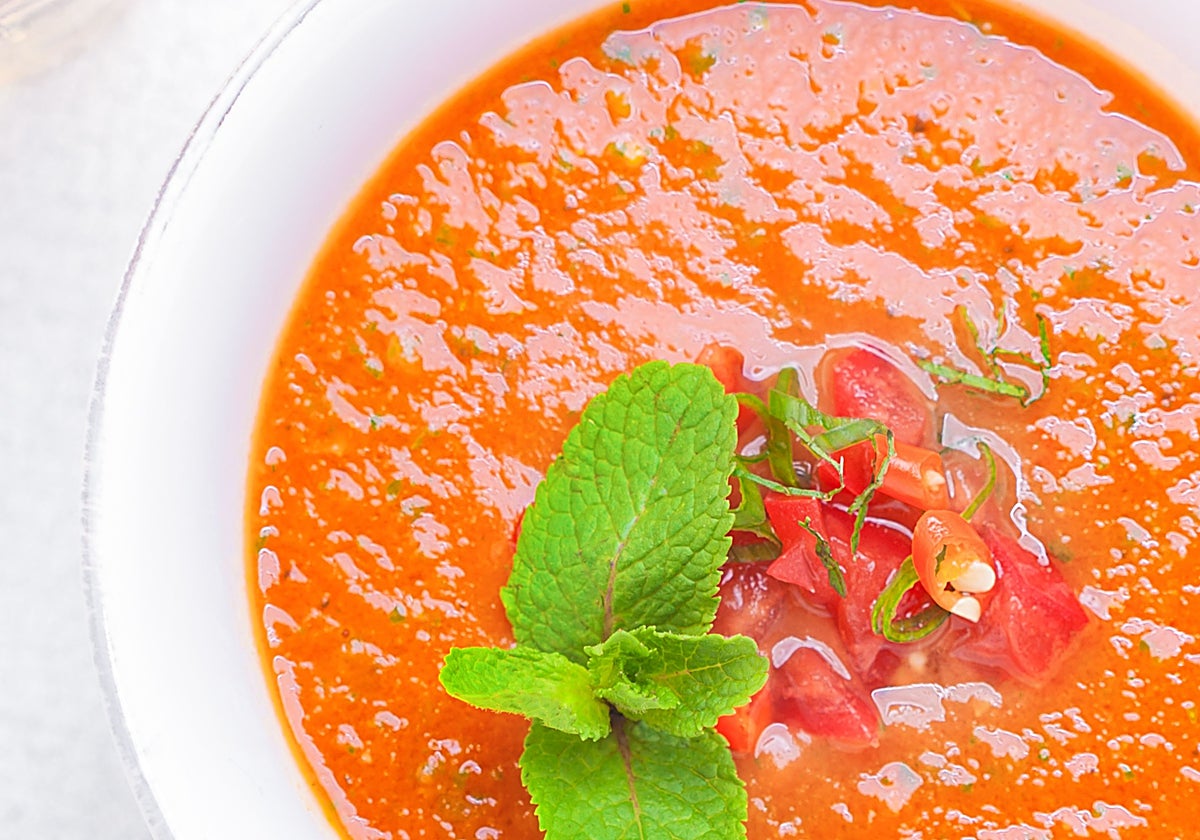 Cuenco de gazpacho con pez espada con ajito a la plancha