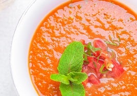 Cuenco de gazpacho con pez espada con ajito a la plancha