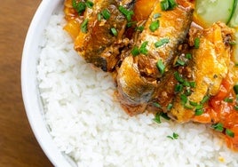 Zanahorias aliñadas con arroz blanco y sardinas en conservas