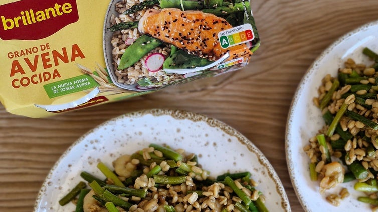 Espárragos ajetes y gambas con avena cocida y salsa de soja
