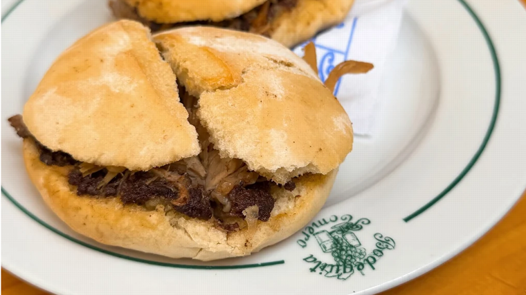 Montadito de pringá de Bodeguita Romero, uno de los mejores montaditos de Sevilla