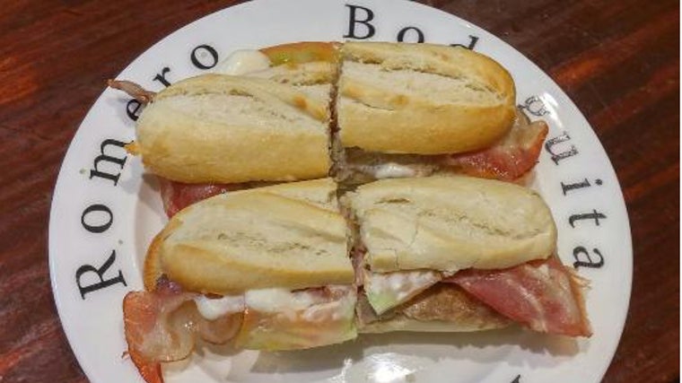 El piripi de Bodeguita Antonio Romero es uno de los imprescindibles en cualquier guía de dónde comer montaditos en Sevilla