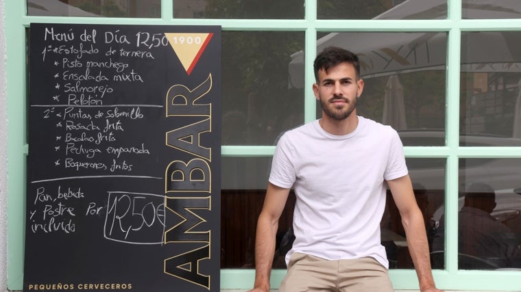 El dueño de La Nueva Cata, con la pizarra con el menú del día