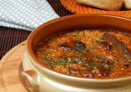 Así se prepara este arroz negro con carne
