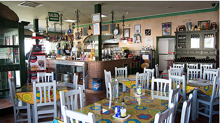 Sala del bar Campana en Morón de la Frontera
