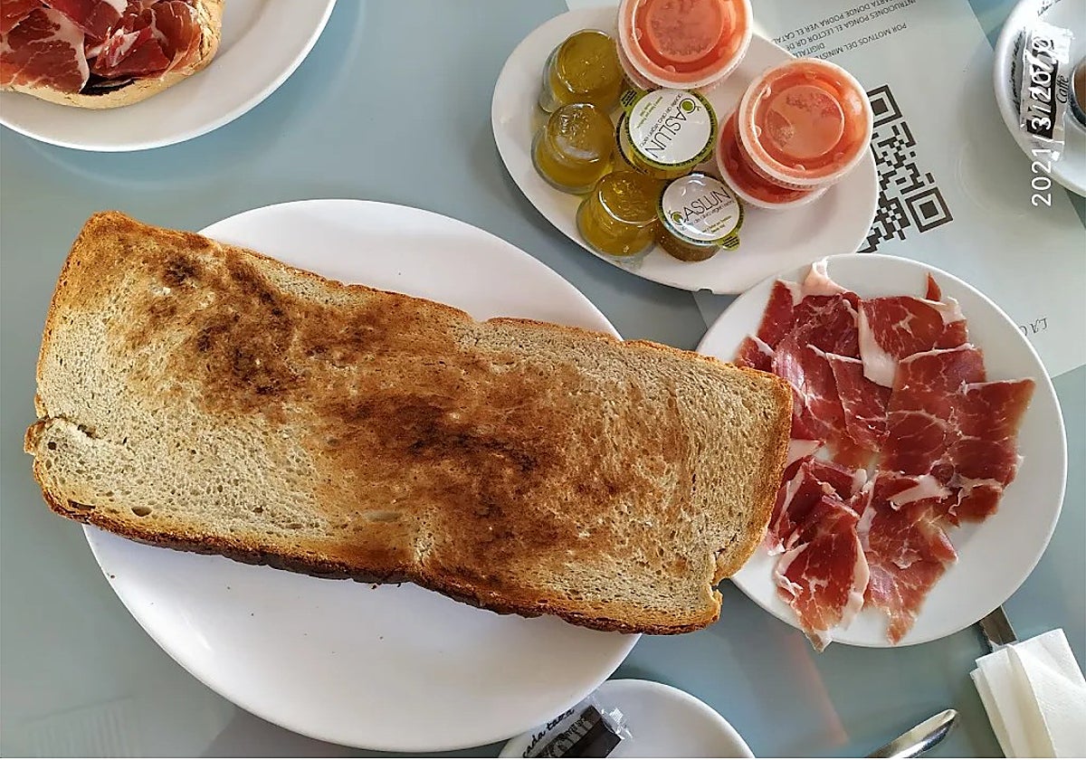 El bar Campana en Morón de la frontera es famoso por sus desayunos gigantes y su económico menú del día