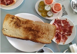Tostadas XXL en Sevilla: casi 40 centímetros de largo a precio económico
