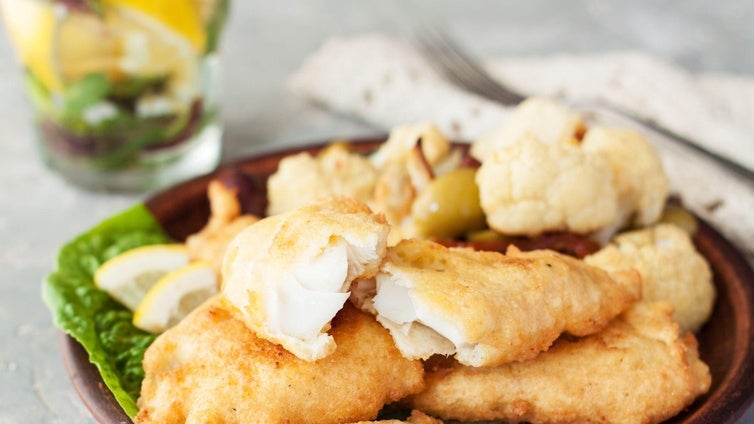 El ingrediente que mucha gente olvida al empanar el pescado (y no es el pan rallado)
