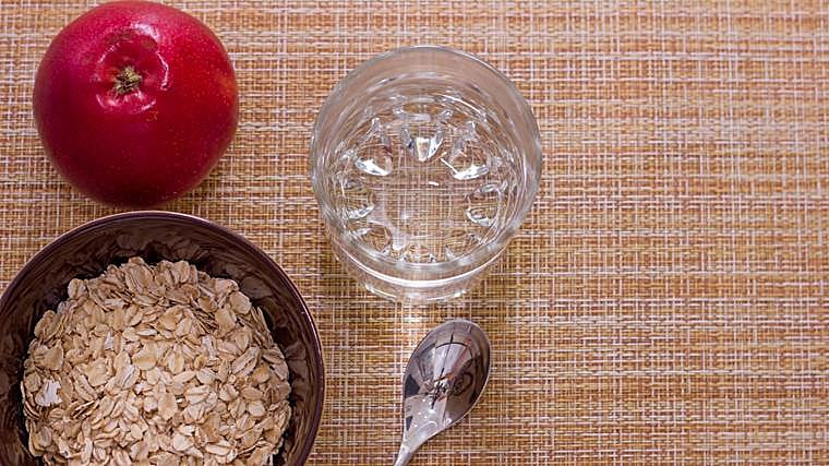 Prepara esta receta con avena, manzana y agua