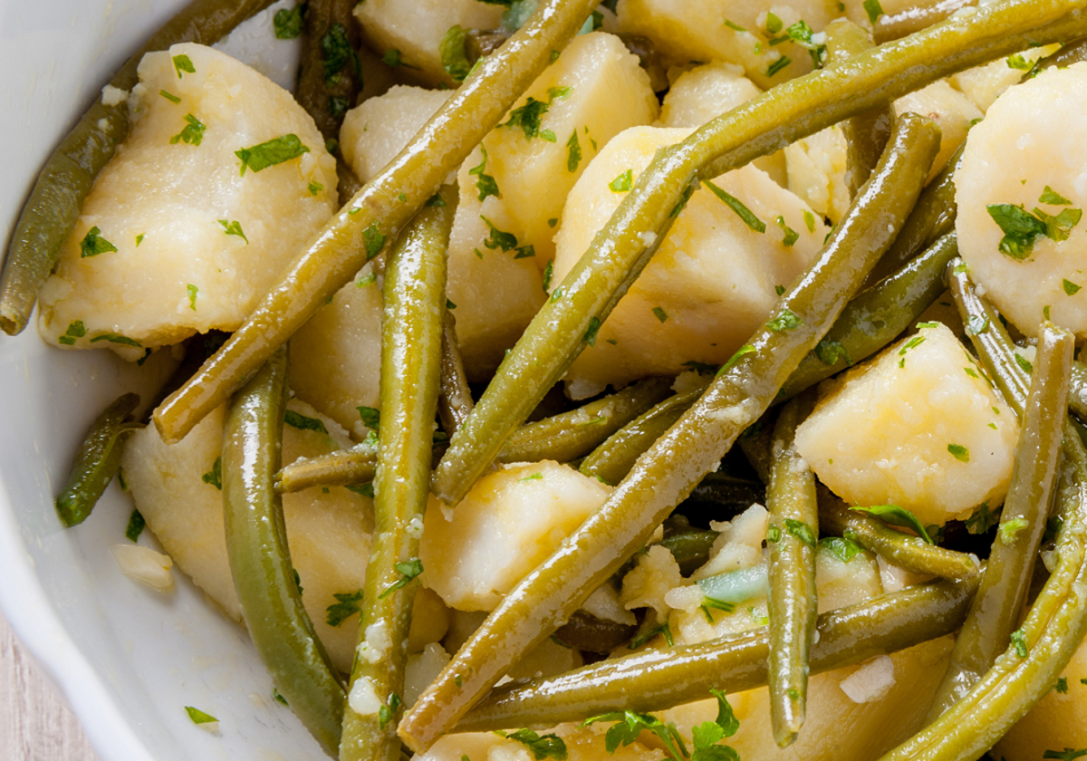 Aliño de patatas, judías verdes, huevo duro, cebolla y mostaza