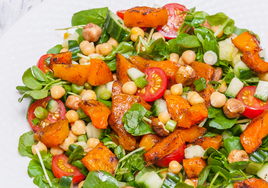 Ensalada de garbanzos, jamón, melocotón y feta