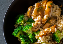 Pollo a la mostaza con bimis y vasito de arroz integral con quinoa Brillante