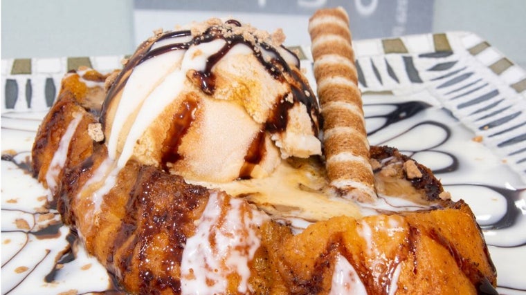 Torrija con helado de dulce de leche con chocolate blanco, negro y turrolate ded la Pianola Casa Pepe de Priego de Córdoba